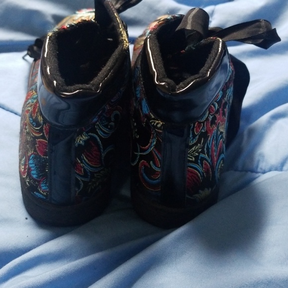 Shoes - Picture 3 of 4